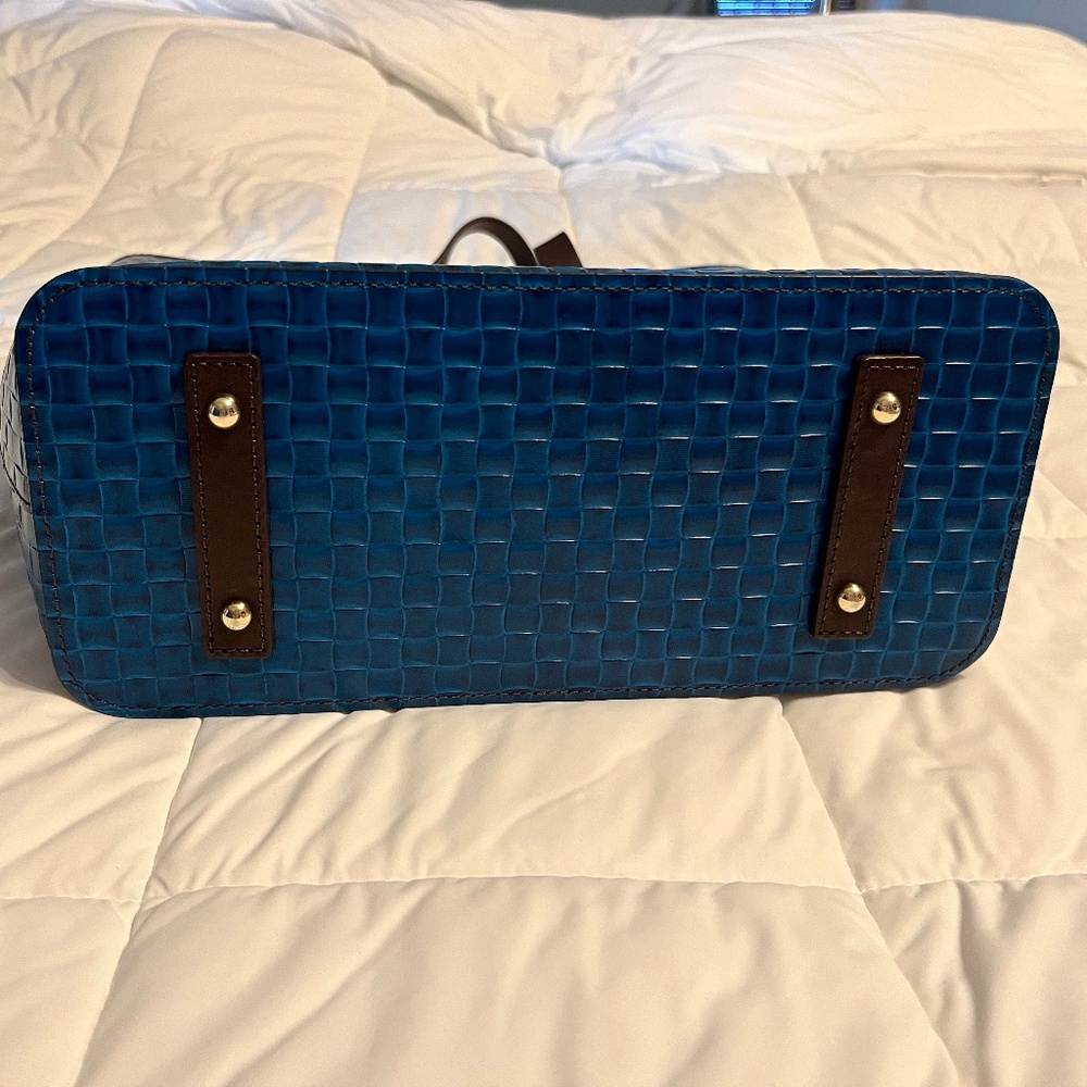 NWOT Dooney & Bourke Woven Embossed Blue Leather Shopper Tote with Wristlet - Picture 4 of 6
